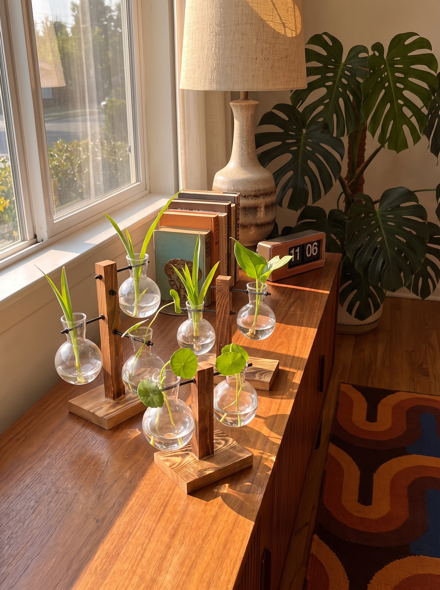 Floreros de Bulbo Hidropónicos con Base de Madera Madera y vidrio en equilibrio